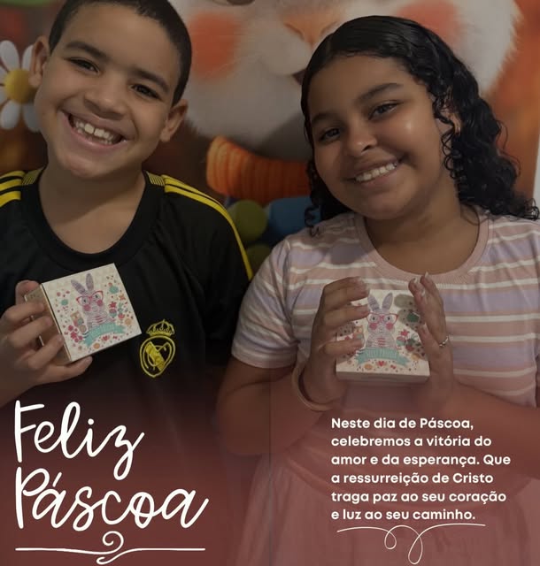 Dois alunos do Reforço Bacellar sorrindo e segurando lembrancinhas de Páscoa